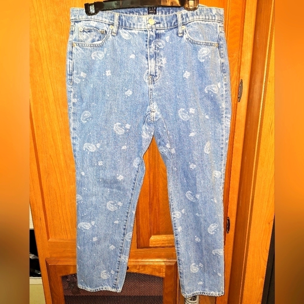 A pair of Gap Best Girlfriend jeans In a ladies 17 waist x 25 inseam. Paisley